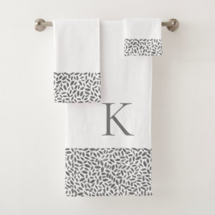 Plumes argentées élégantes sur monogramme blanc