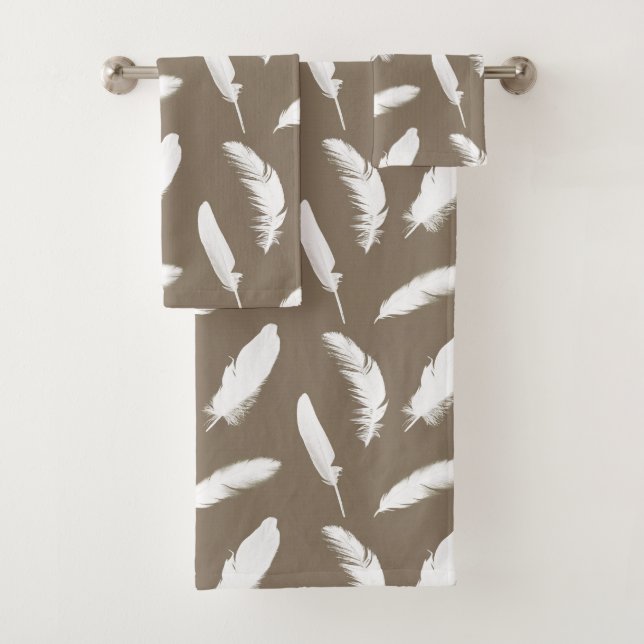 Plumes blanches sur taupe Tan (En situation)