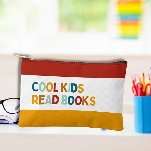 Pochette À Accessoires Cool enfants lire des livres, rétro coque crayon (Retro multi colored pencil case  on a child's study desk with the text Cool kids read books)