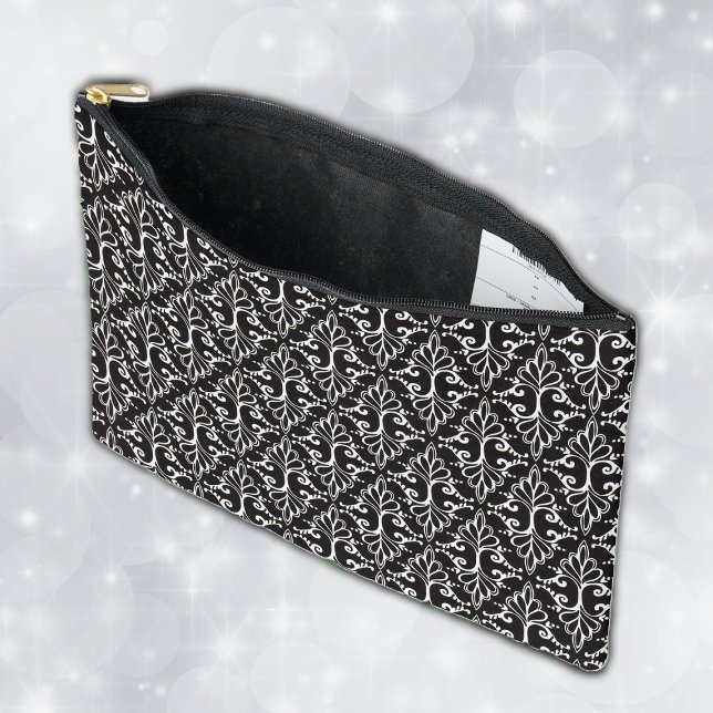Pochette À Accessoires Design damassé noir et blanc avec rouleaux (Classy damask pattern in black and white with fancy white scrolls on cosmetic or toiletry bag.)