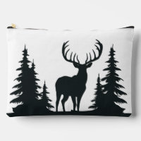 Grand cerf parmi les pins