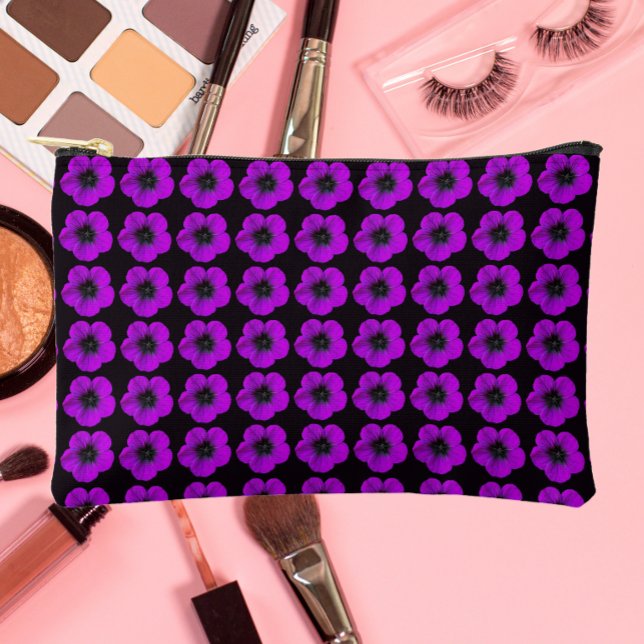 Pochette À Accessoires Modèle floral de géranium violet sur noir (In Situ)