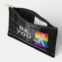 Panneau urbain aux couleurs de la fierté arc-en-ci