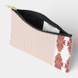 Pochette À Accessoires un motif à damiers beige et blanc sur une banquett