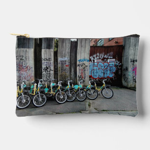 Pochette À Accessoires Vélos, devant le mur de graffiti
