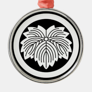 Pointed-leaf ivy in circle metal ornament