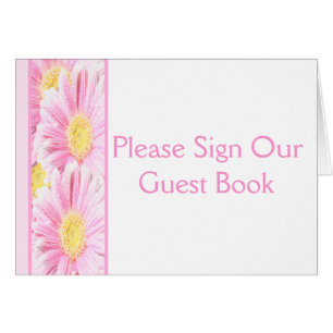 Poireaux de Gerbera rose sur carte de table blanch