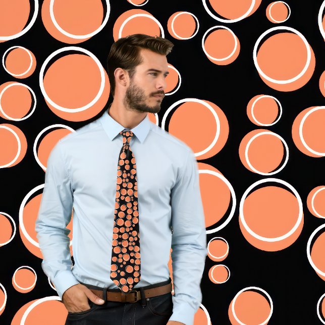 Pois de corail funky sur Cravate noire (Man wears a necktie with coral colored dots of various sizes with white outlines on black.)