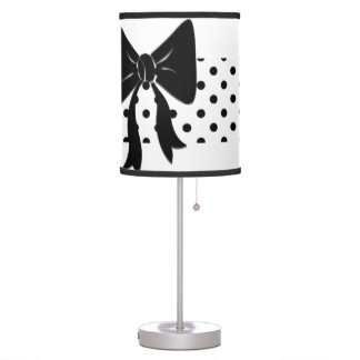 Pois noir et blanc et lampe de bureau avant