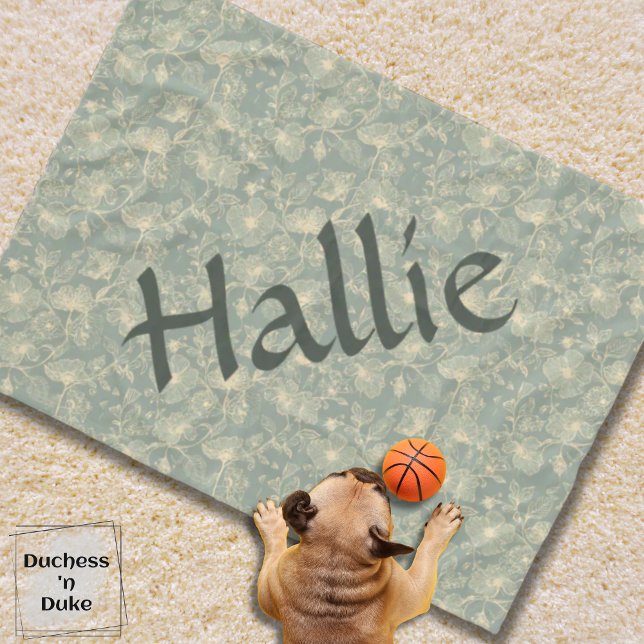 Polaire Couverture pour chien - Botanique vert sauge, Pers (Personalized Sage Green Botanical Dog Blanket on ivory carpet and puppy with toy basketball)