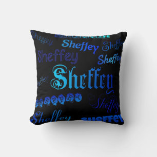 Polices Sheffey - Bleu sur oreiller à jeton noir