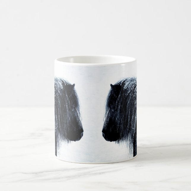 Poneys de Shetland dans la tasse d'hiver (Centre)