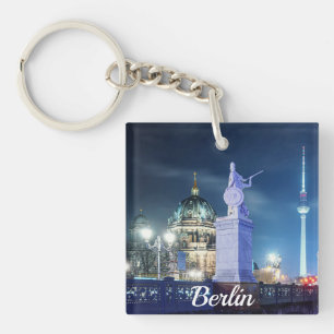 Pont de pierre près de la cathédrale de Berlin en