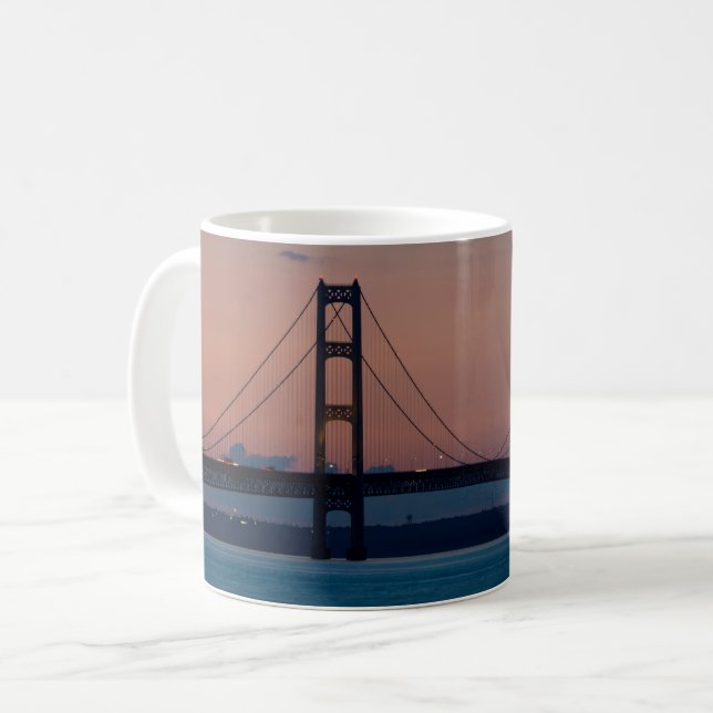 Pont Mackinac À Dusk Coffee Mug (Devant gauche)
