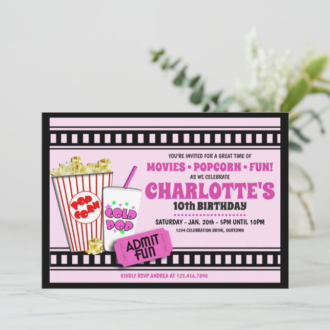 Popcorn et un film Invitation d'anniversaire (Debout devant)