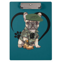 Chien de taule français en tenue Camo et Beret ver