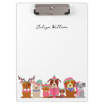 Chiens mignons dans le nom d'hiver