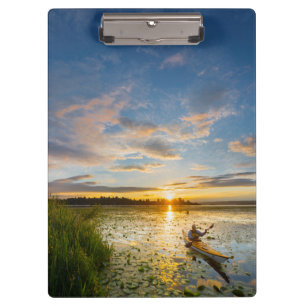 Porte-bloc Kayakiste masculin pagayant un kayak de mer sur ea