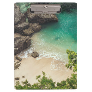 Porte-bloc Sandy Beach Cove avec arbres verts, rochers et océ