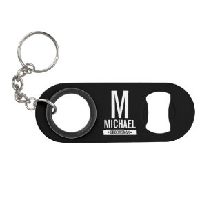 Porte-clé Décapsuleur Monogramme et nom personnalisés du garçon d'honneu