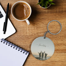 Amis pendant le coucher du soleil porte - clé mono