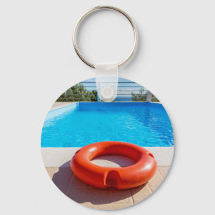 Porte-clés Balise de vie orange à la piscine bleue