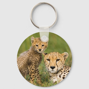 Porte-clés Bébé guépard et parent dans l'herbe