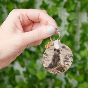Porte-clés Bébé Meerkat Jouant Dans Le Sable,
