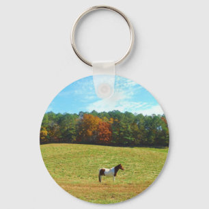 Porte-clés Brown & cheval blanc, arbres d'automne, ciel bleu