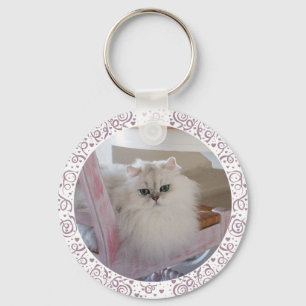 Porte-clés Chat Persan blanc sur une chaise rose
