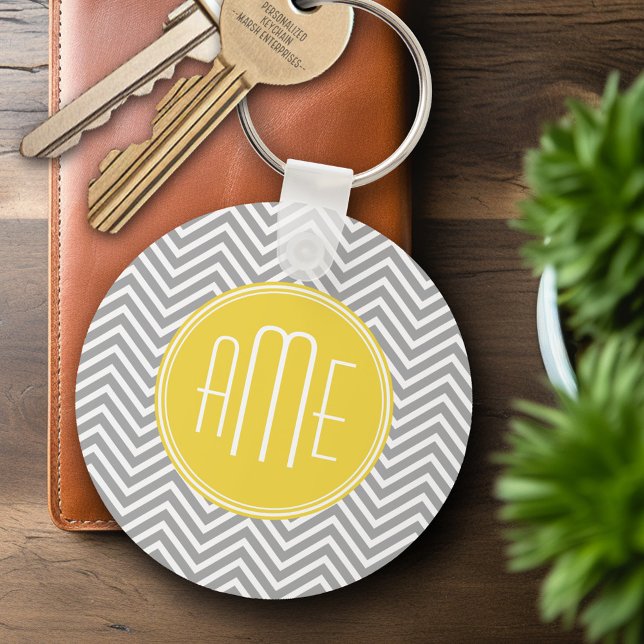 Porte-clés Chevrons gris et jaune Monogramme personnalisé (Personalized Keychain - Add Name or Monogram)