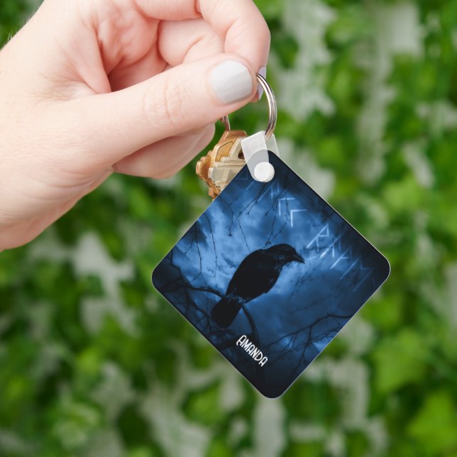 Porte-clés Corneille noire avec runes style gothique foncé (main)