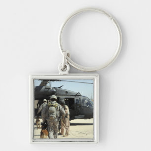 Porte-clés Des maîtres-chiens militaires embarquent un hélico