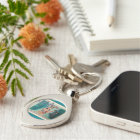 Femme brésilienne dans le porte - clé de logo du