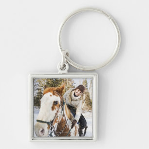 Porte-clés Femme sur le cheval dehors pendant l'hiver
