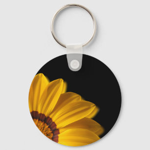 Porte-clés Fleur jaune sur arrière - plan noir