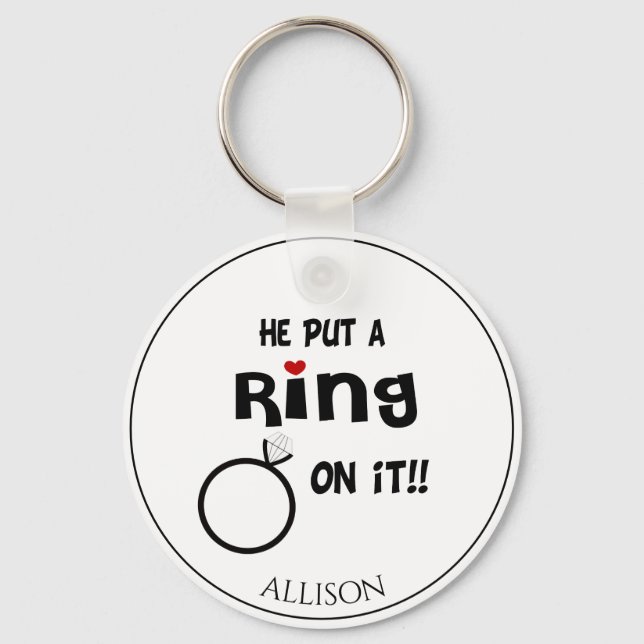 Porte-clés Funny Personnalisé Il a mis une bague sur elle (Recto)