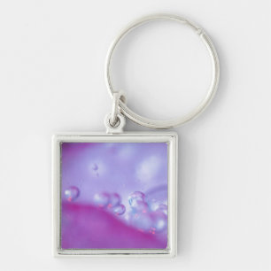 Porte-clés Gouttes de rosée sur un pétale de fleur abstrait. 