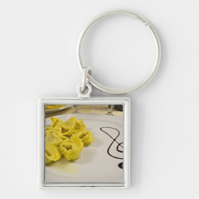 Porte-clés Italie, Cento. Une assiette de tortellini au froma (Devant)