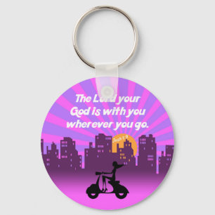 Porte-clés Joshua 1:9 Girl on Scooter avec Skyline - Bible Ve