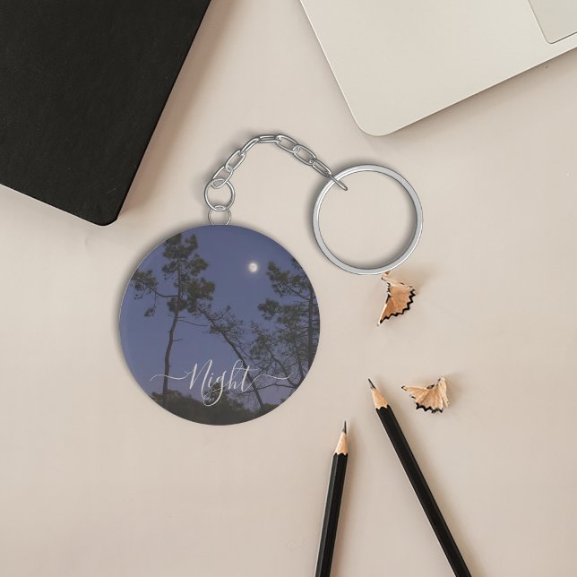 Porte-clés La lune la nuit dans un porte - clé forestier (The moon at night in a forest keychain
)