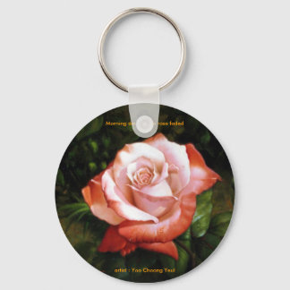 Porte-clés La rosée du matin sur le Porte - clé rose s'est év