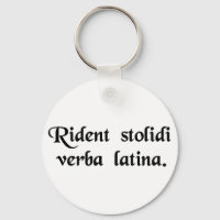 Les fous rient de la langue latine.