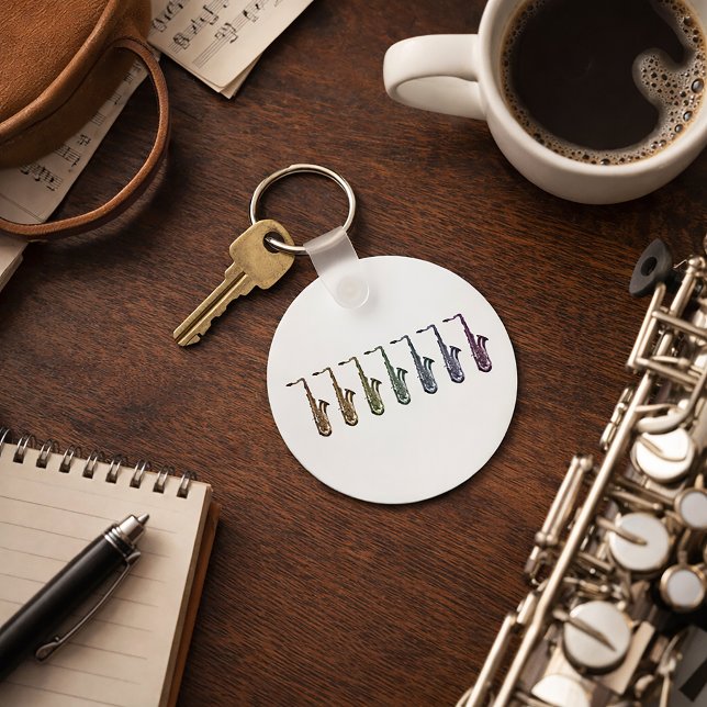 Porte-clés Ligne de saxophones ténors arc-en-ciel (A keychain with a rainbow lineup of tenor saxophones.)