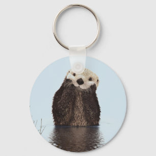 Porte-clés Mignonne Otter debout dans un étang tenant son vis