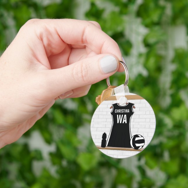 Porte-clés netball design personnalisable noir et blanc (main)