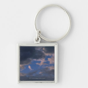 Porte-clés Nuages de tempête contre le ciel bleu
