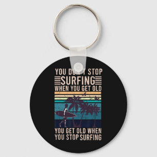 Porte-clés On Ne Cesse Pas De Surfer Quand On Est Vieux - Sur