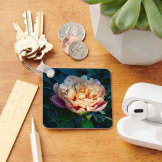 Porte-clés Pivoine pêche, délicate floraison estivale