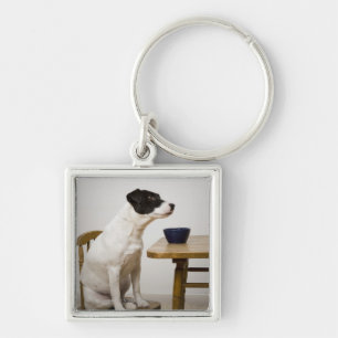 Porte-clés Poursuivez se reposer sur une chaise devant une